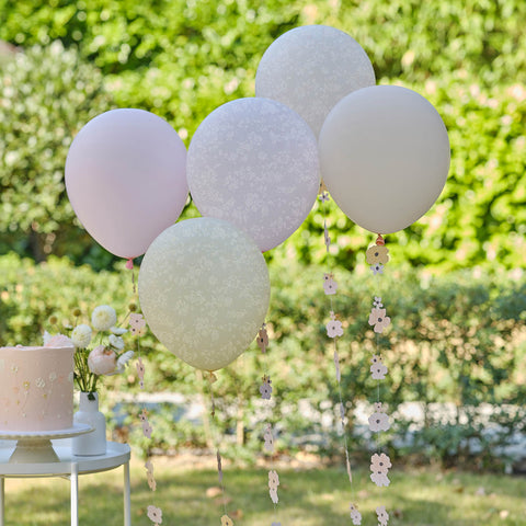 Pastel ballonnen met bloemenslinger Birthday Bloom